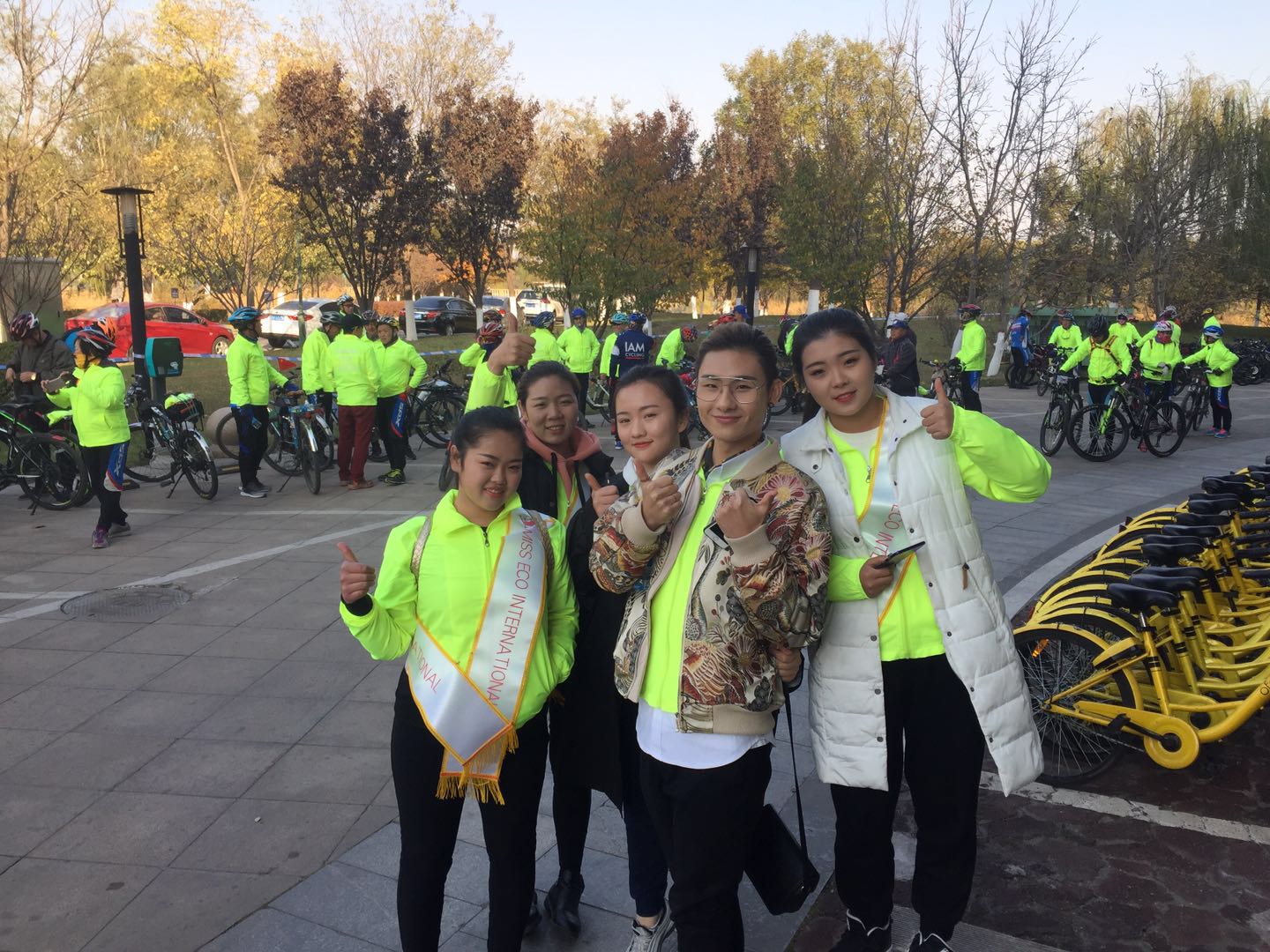 唐山化妆学校参加首届秋季骑行节日自闭症儿童捐赠仪式